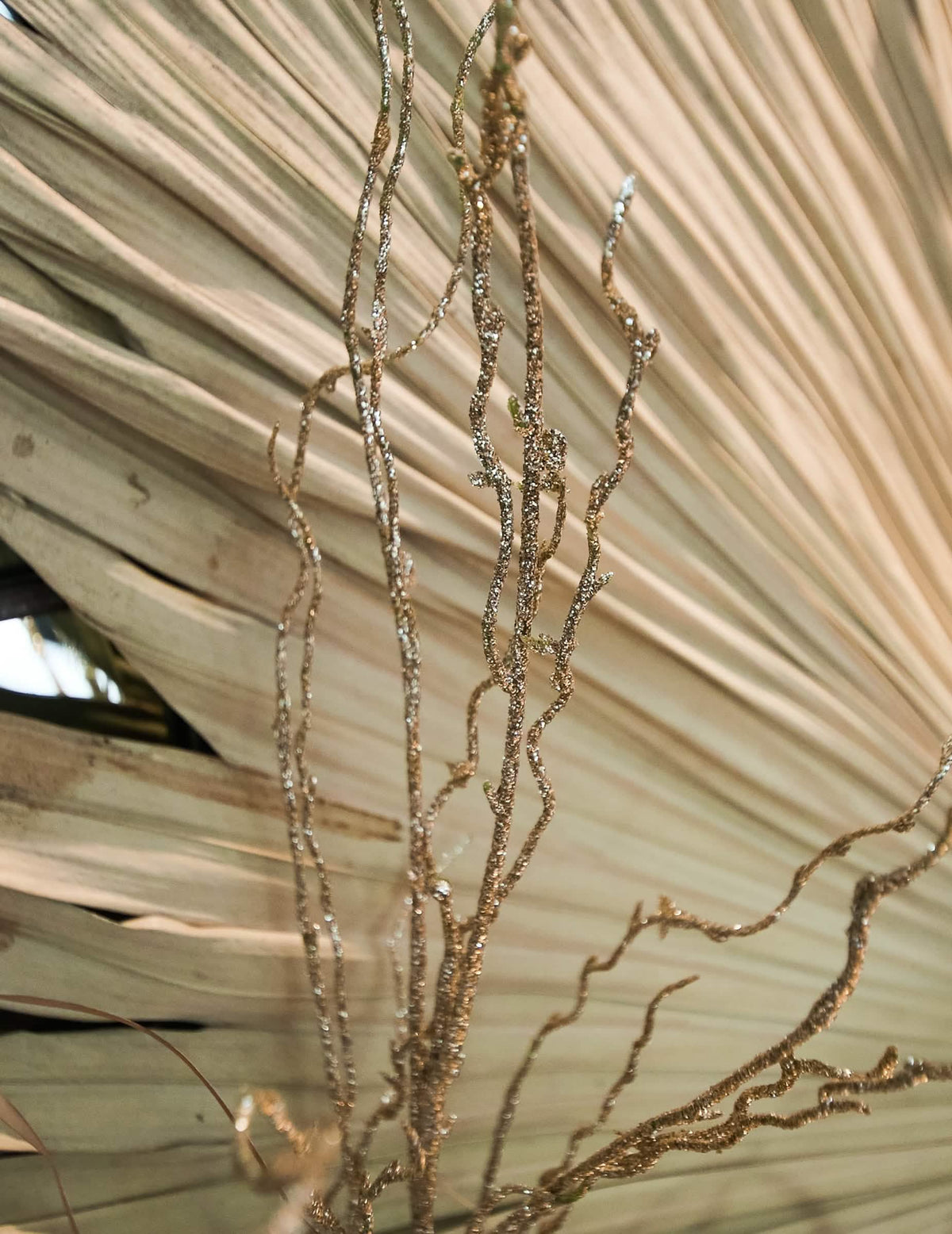 Detail na třpytky a flitry z pohádkové větvičky na dekoraci