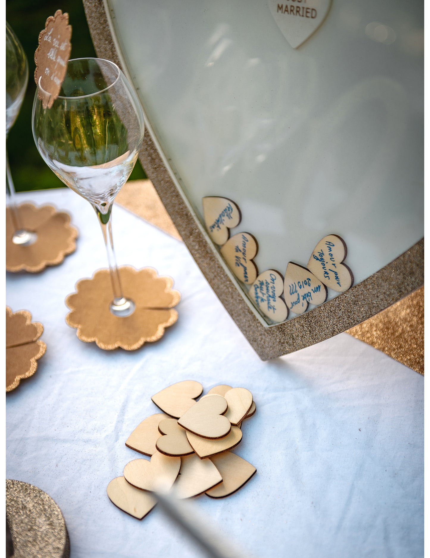 Návštěvní kniha s třpytivým rámem a dřevěnými srdíčky 37 x 40 cm