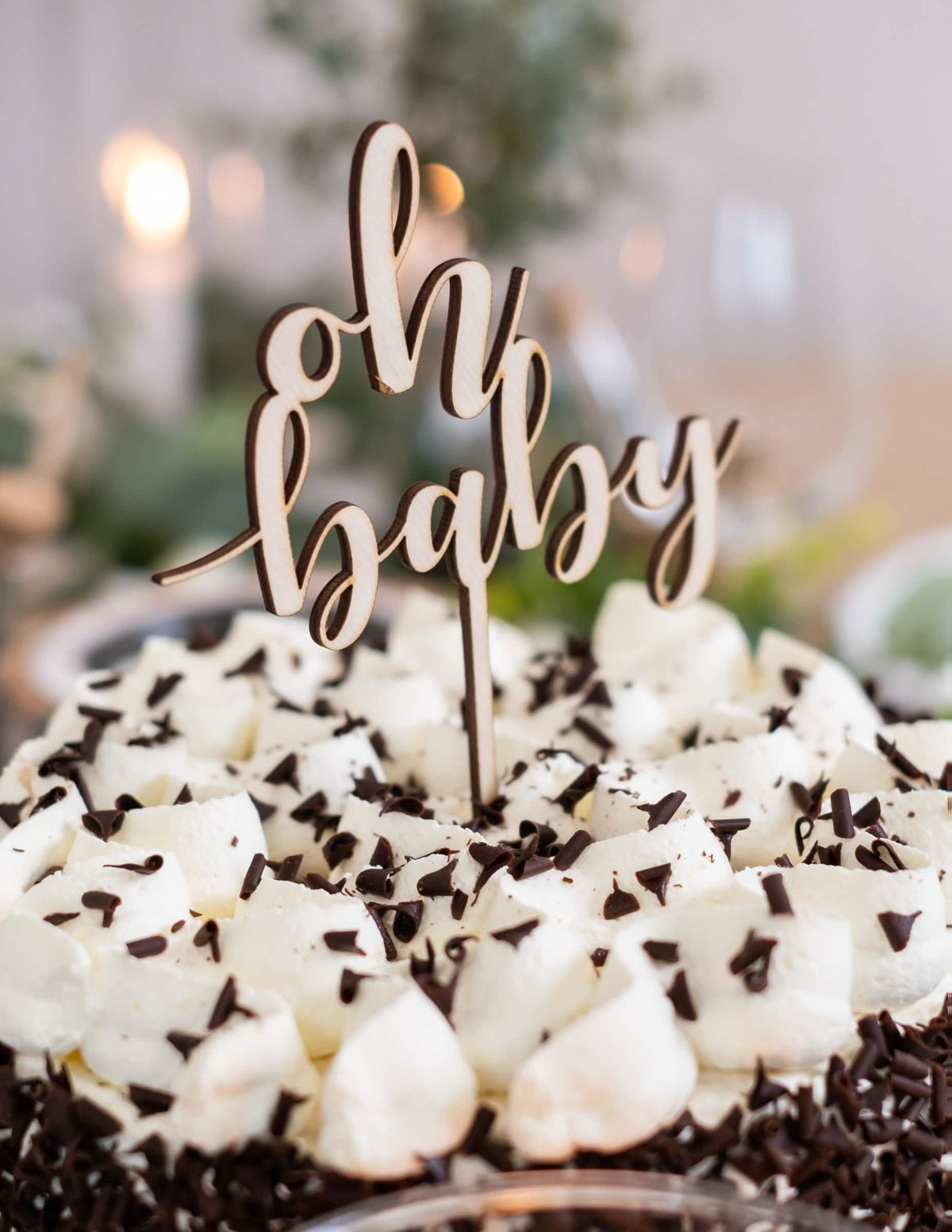Detail instalace cake topperu oh baby na dort pro baby shower
