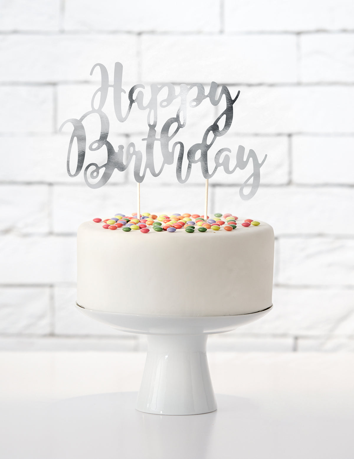 Vue d'ensemble sur un gâteau du cake topper happy birthday stříbrná métallisé