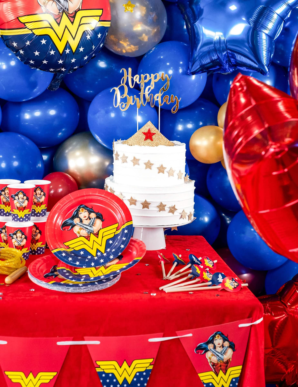 dekorace stolu Wonder Woman z kartonového cake topperu Happy Birthday zlatá metalická