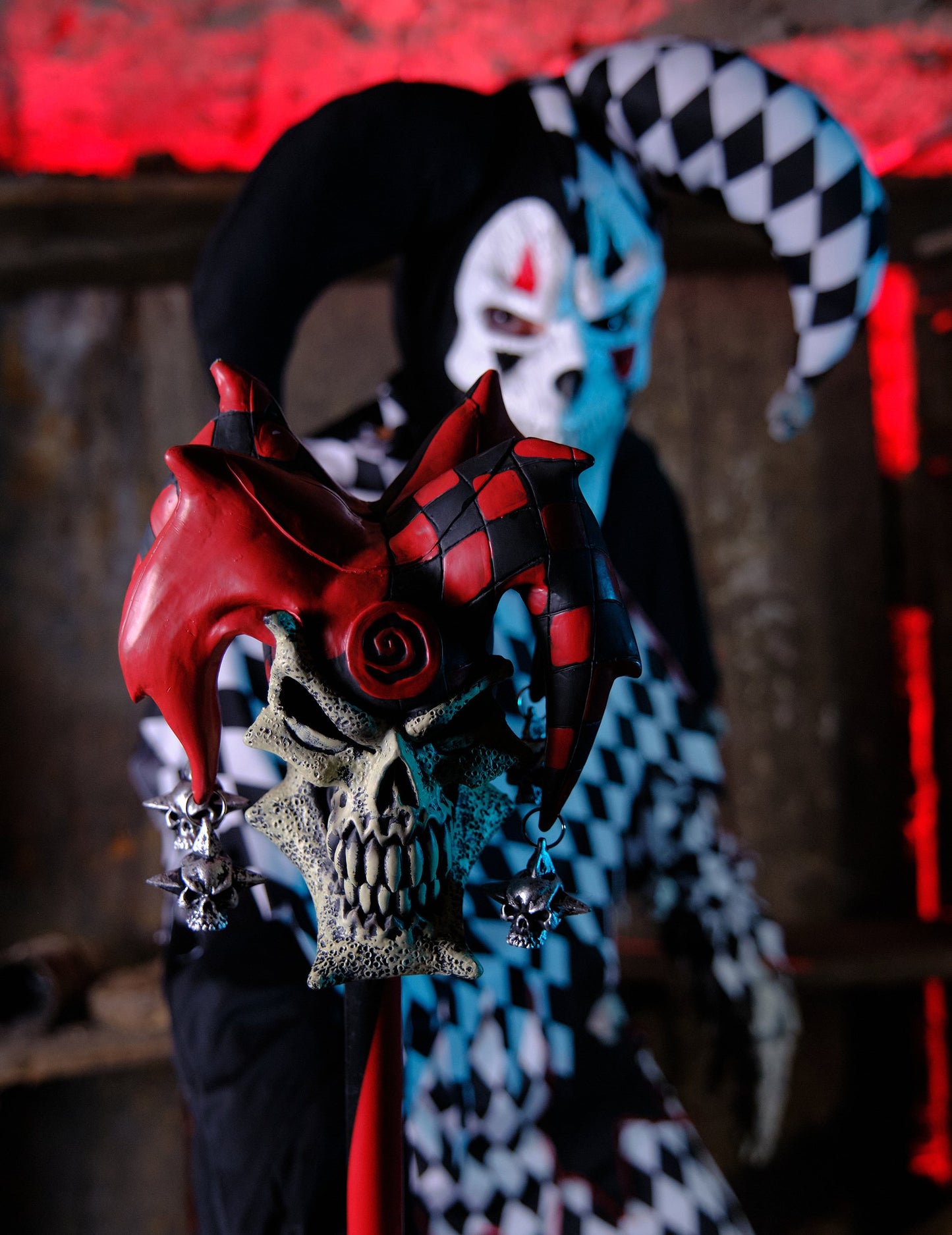 Gros plan sur la tête de mort de la canne du bouffon