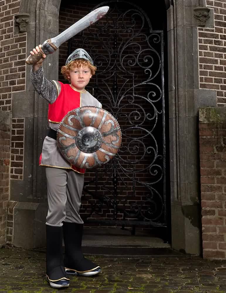 Přehled středověkého rytířského přilby pro dítě
