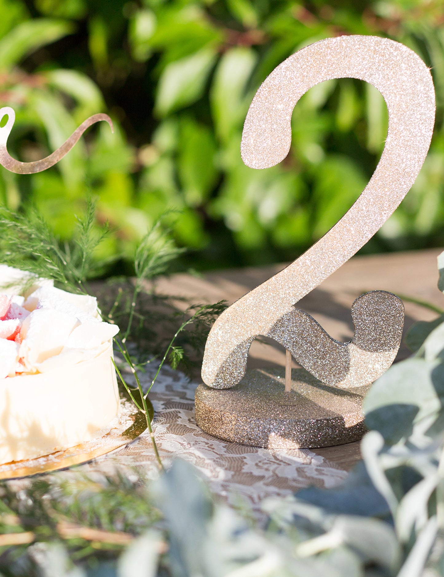 Středový prvek číslo 2, šampaňské, třpytivé dřevo, 20 cm