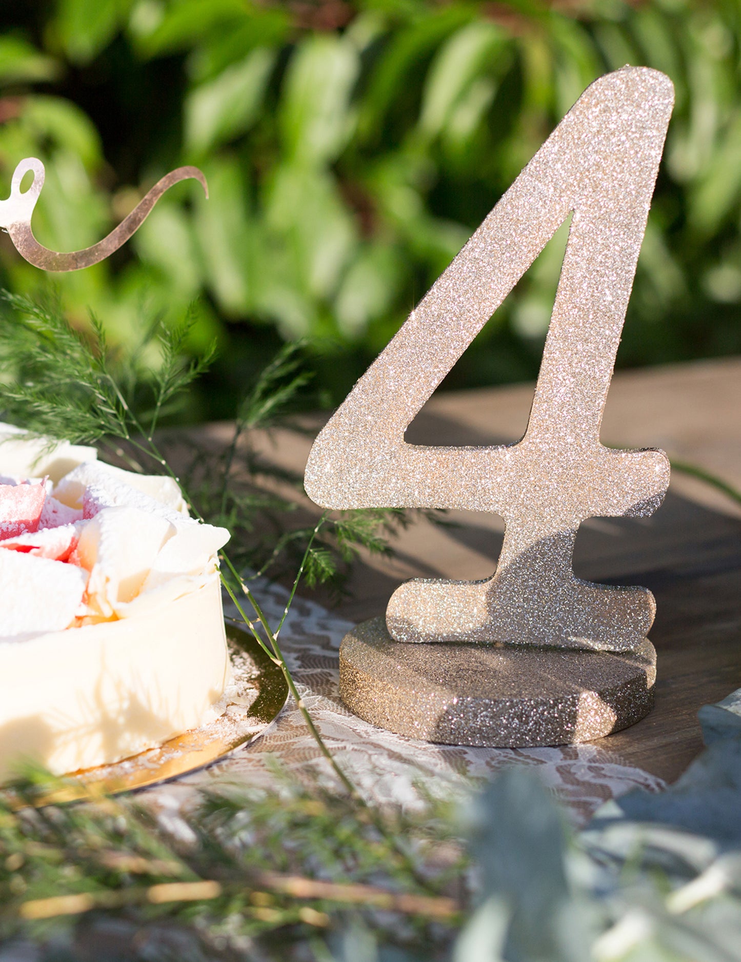 Středový prvek číslo 4, šampaňské, třpytivé dřevo, 20 cm