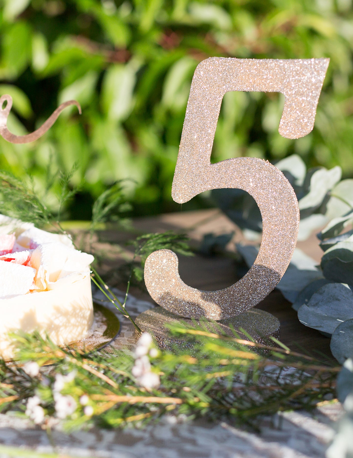 Středový prvek číslo 5 šampaňské třpytivé dřevo 20 cm