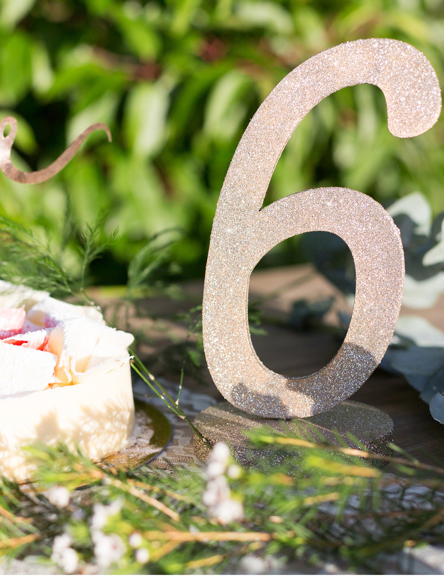 Středový prvek číslo 6, šampaňské, třpytivé dřevo, 20 cm