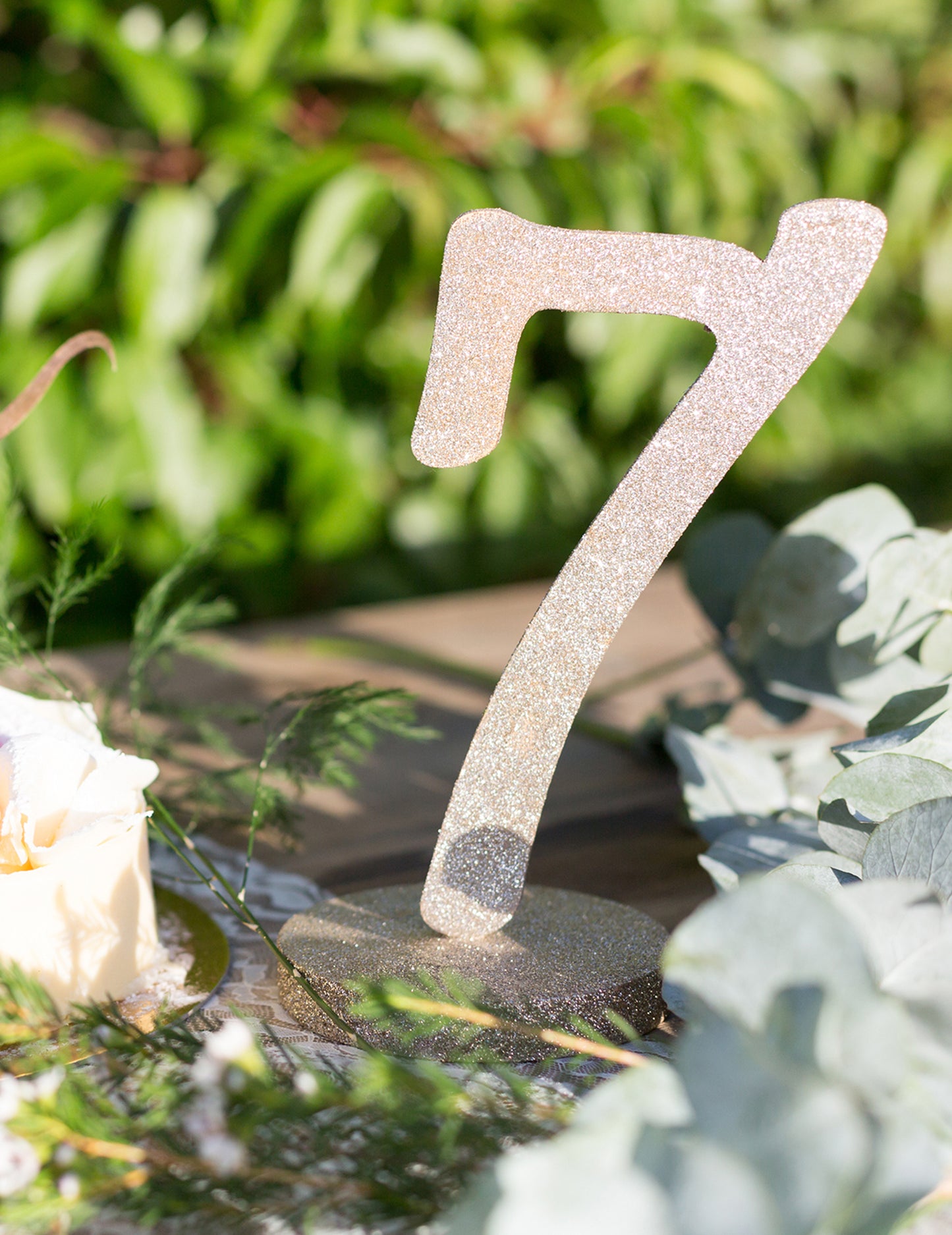 Středový prvek číslo 7 šampaňské třpytivé dřevo 20 cm