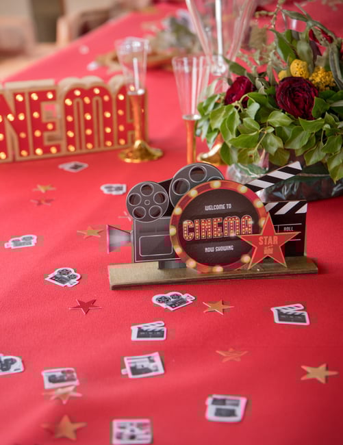 Hollywoodský dřevěný středový prvek 20 x 13 cm