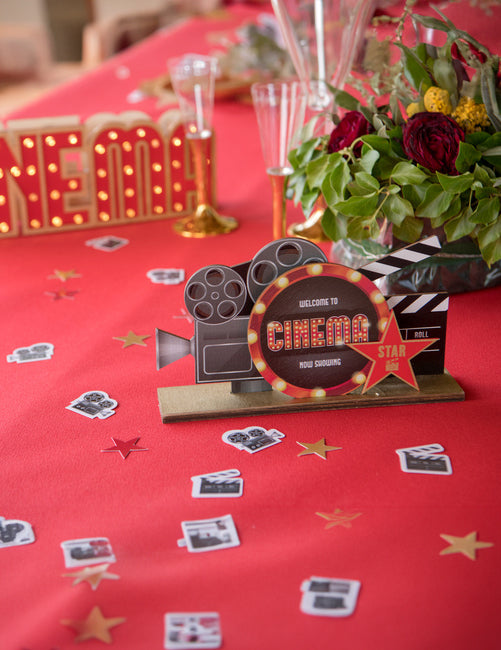 Hollywoodský dřevěný středový prvek 20 x 13 cm