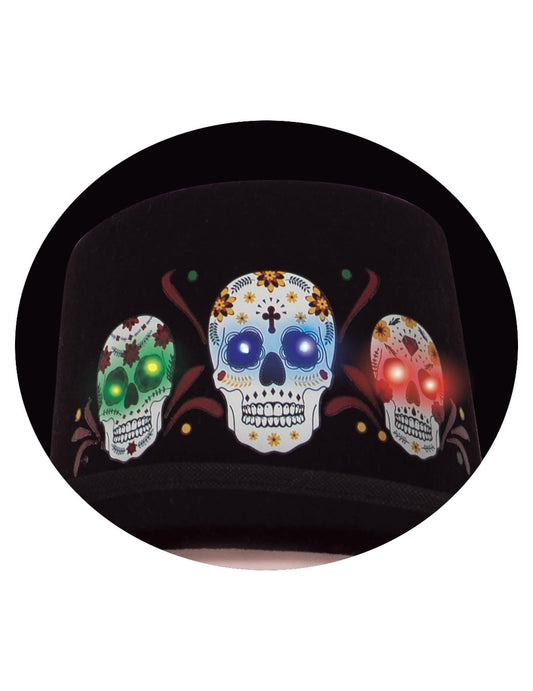 Gros plan sur les têtes de mort lumineuses du chapeau lumineux Dia de los muertos