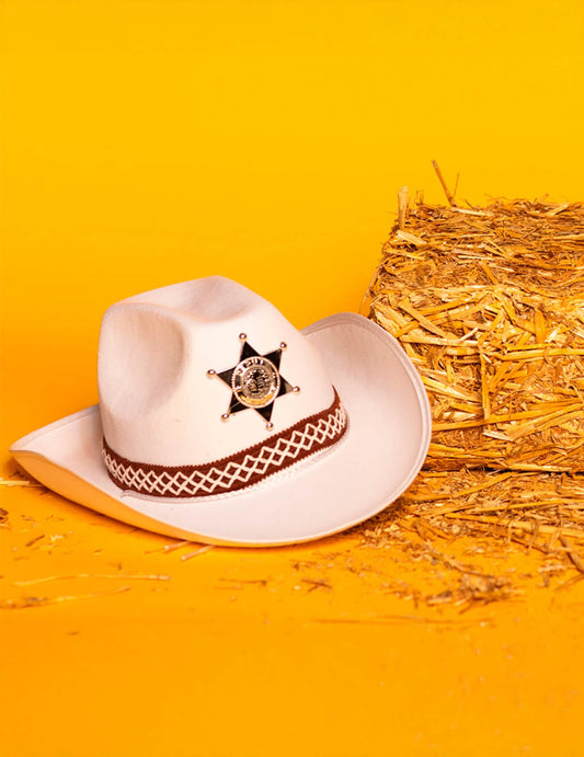 Mise en scène avec botte de paille du chapeau shérif pour enfant