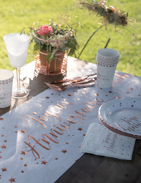 Mise en situation du chemin de table en coton anniversaire pour fête rose gold