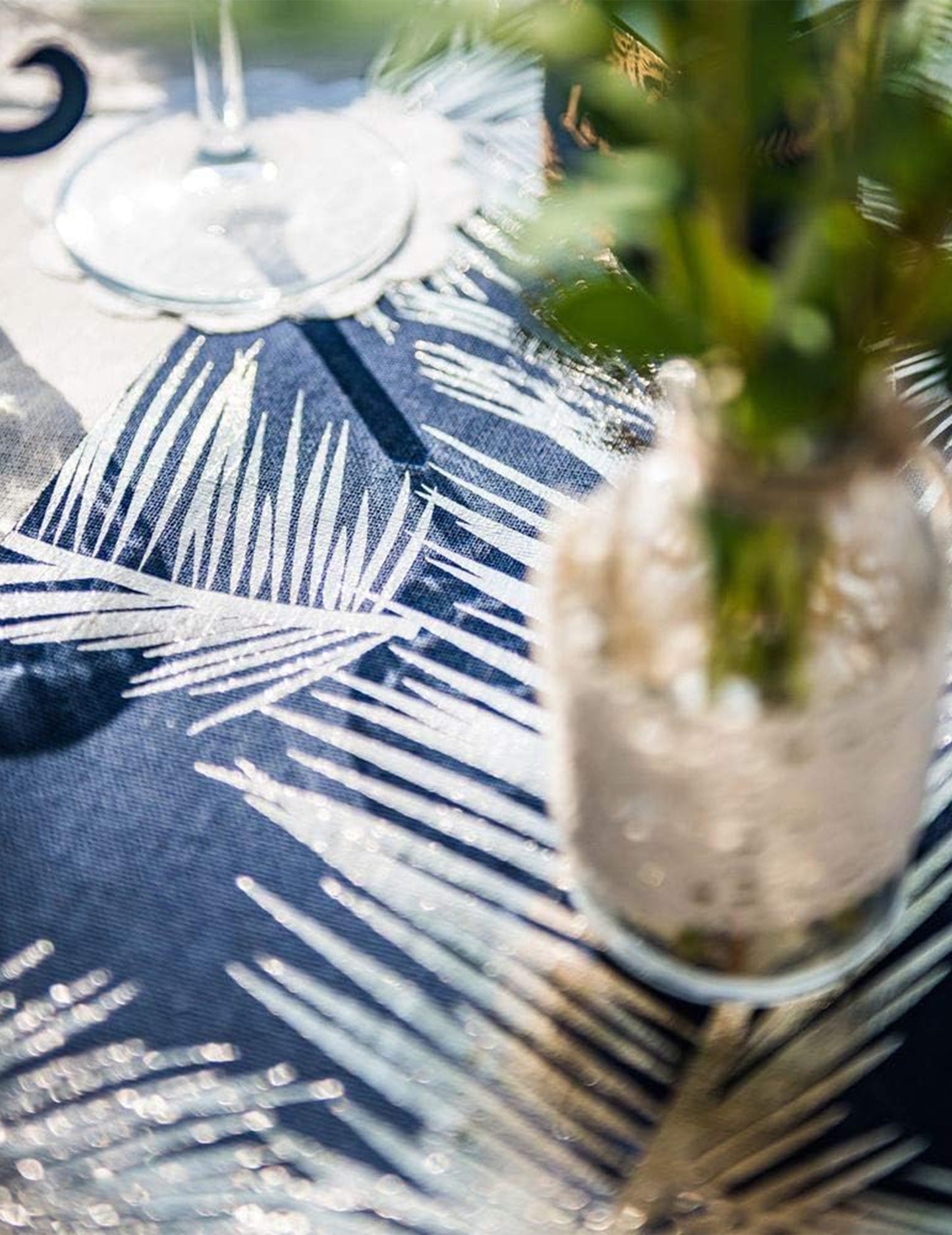 Elegantní námořnicky modrý lněný běhoun zlaté kapradiny 28 cm x 5m