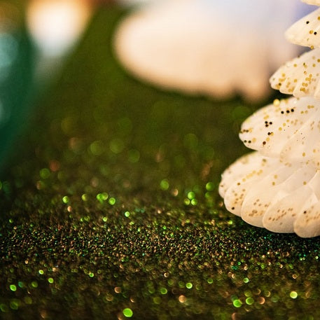 Třpytivý jedlově zelený flitrový běhoun na stůl 28 cm x 3 m na Vánoce