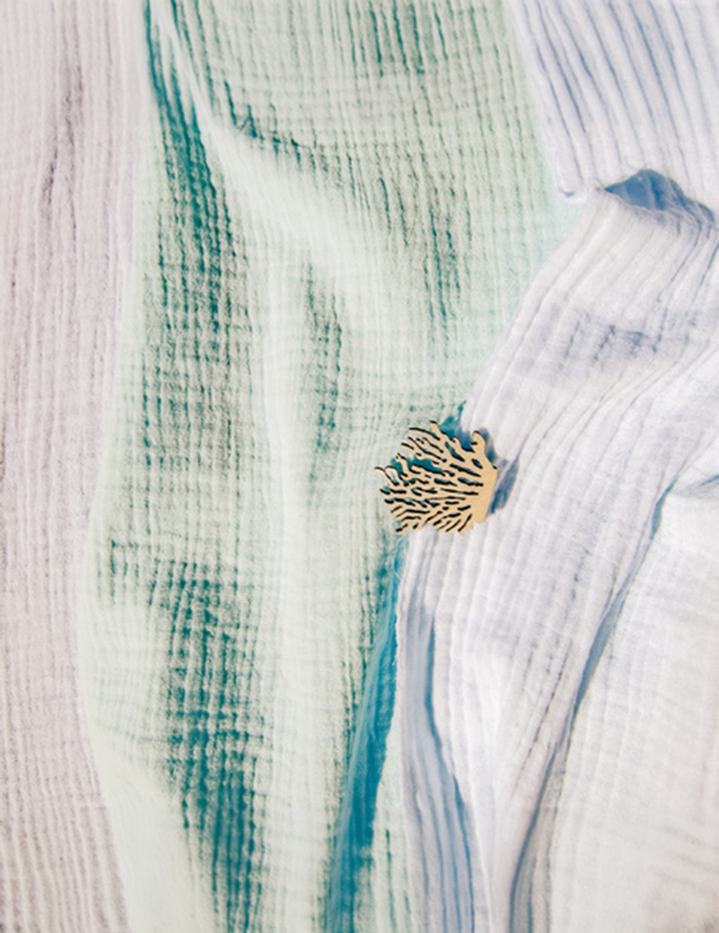 Nebesky modrý běhoun na stůl z bavlněné gázy 30 cm x 3 m křestní dekorace