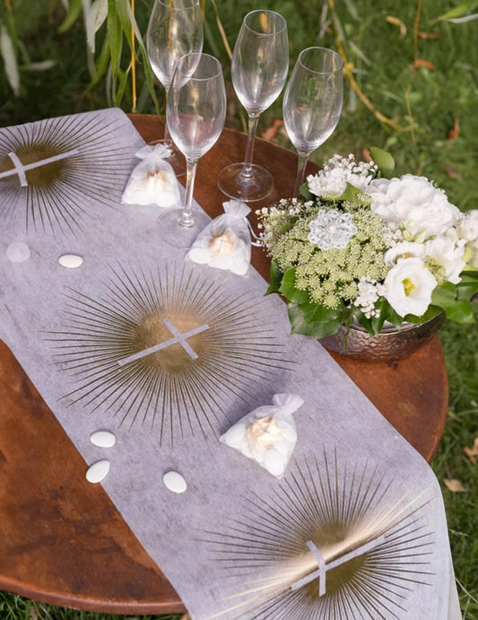 Vue en situation du chemin de table intissé de cérémonie blanc et doré avec croix