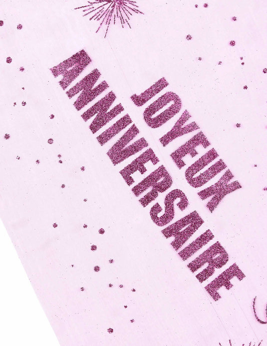Gros plan sur le texte pailleté du chemin de table joyeux anniversaire