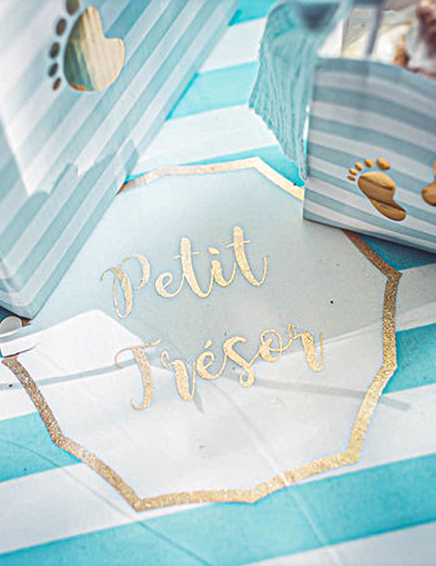 Malý pokladový běhoun na stůl modrý pruhovaný a zlacený 28 cm x 5 m látky