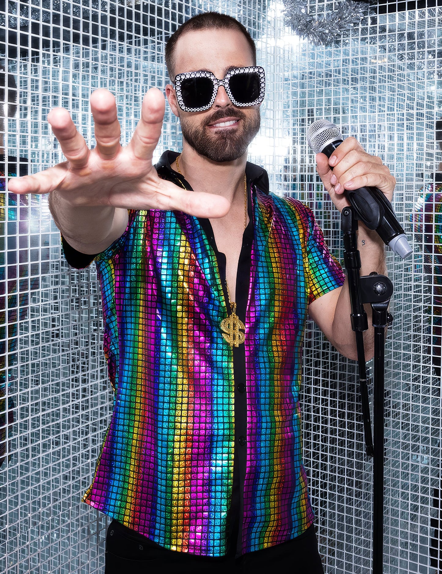 Mise en situation de la chemise boule à facettes disco arc en ciel pour homme