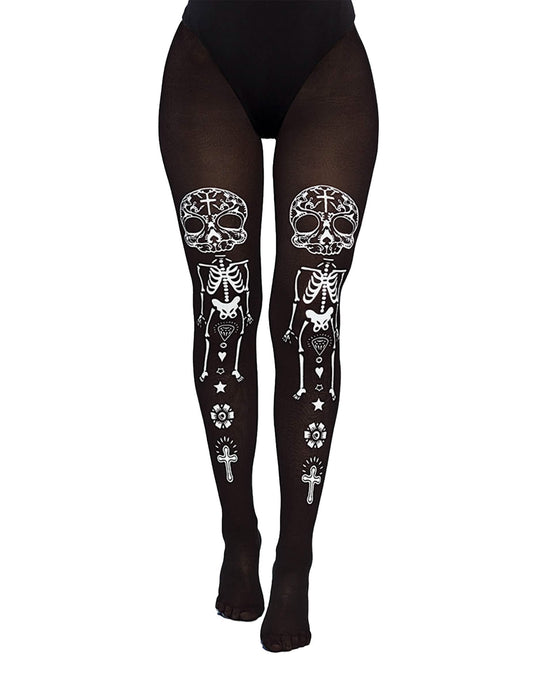 Gros plan sur les motifs du collant squelette Dia de los muertos