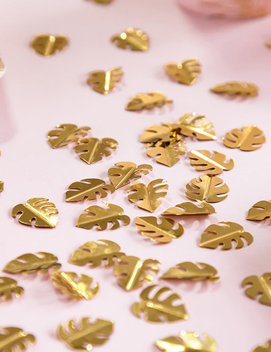 Gros plan des confettis de table feuilles tropicales