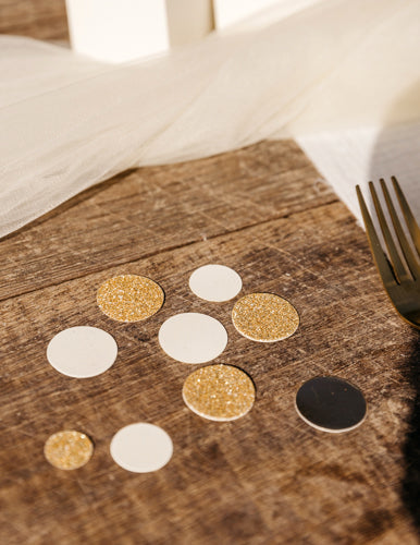 Stolní konfety ze slonoviny a zlaté třpytky pro elegantní dekoraci