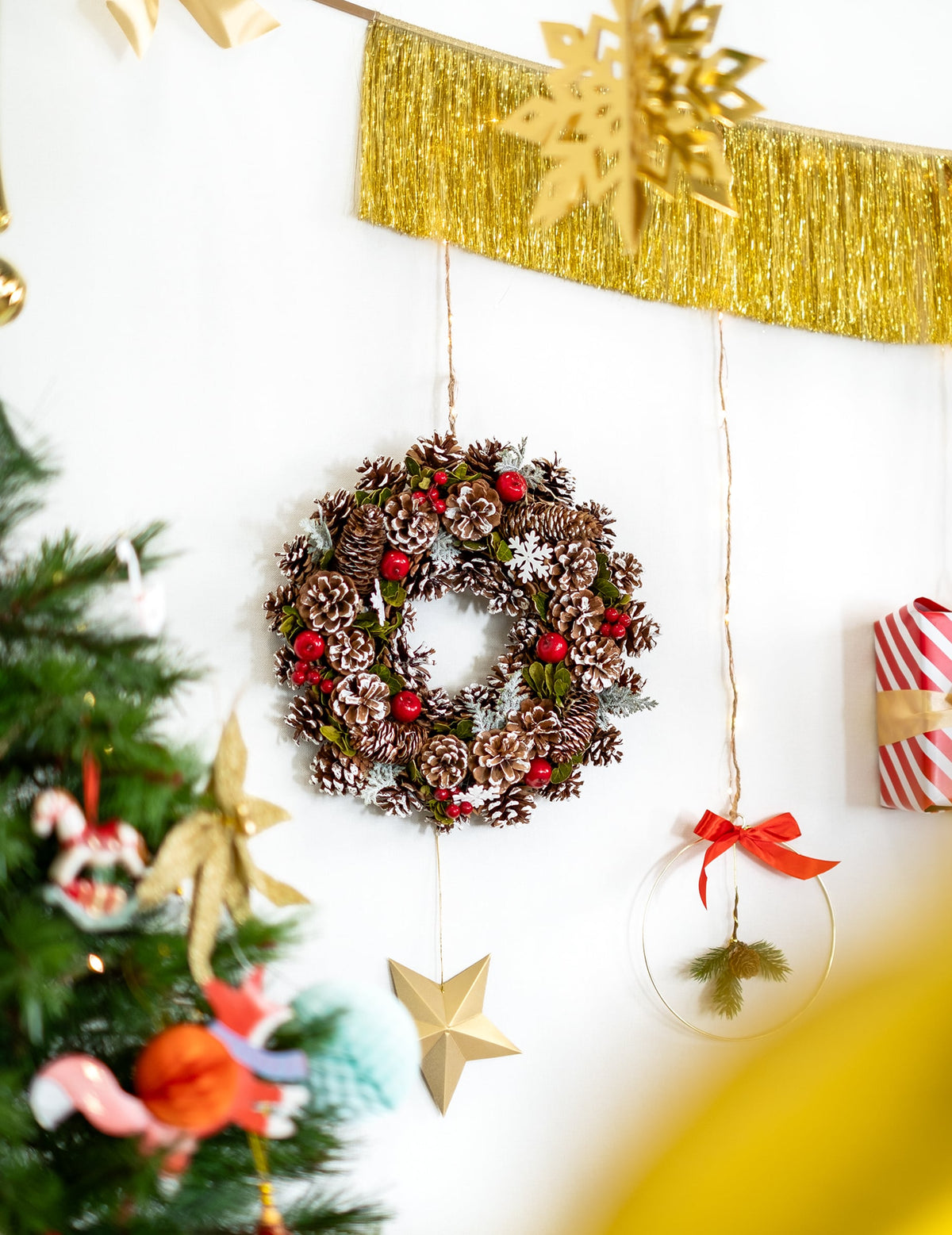 Mise en situation de la couronne de noël baies des bois traditionnelle