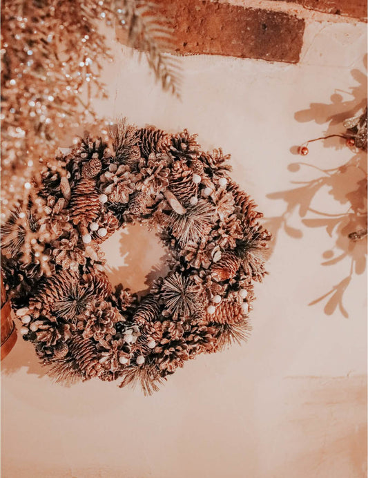 Mise en situation de la Couronne de Noël forêt enchantée aux éléments naturels
