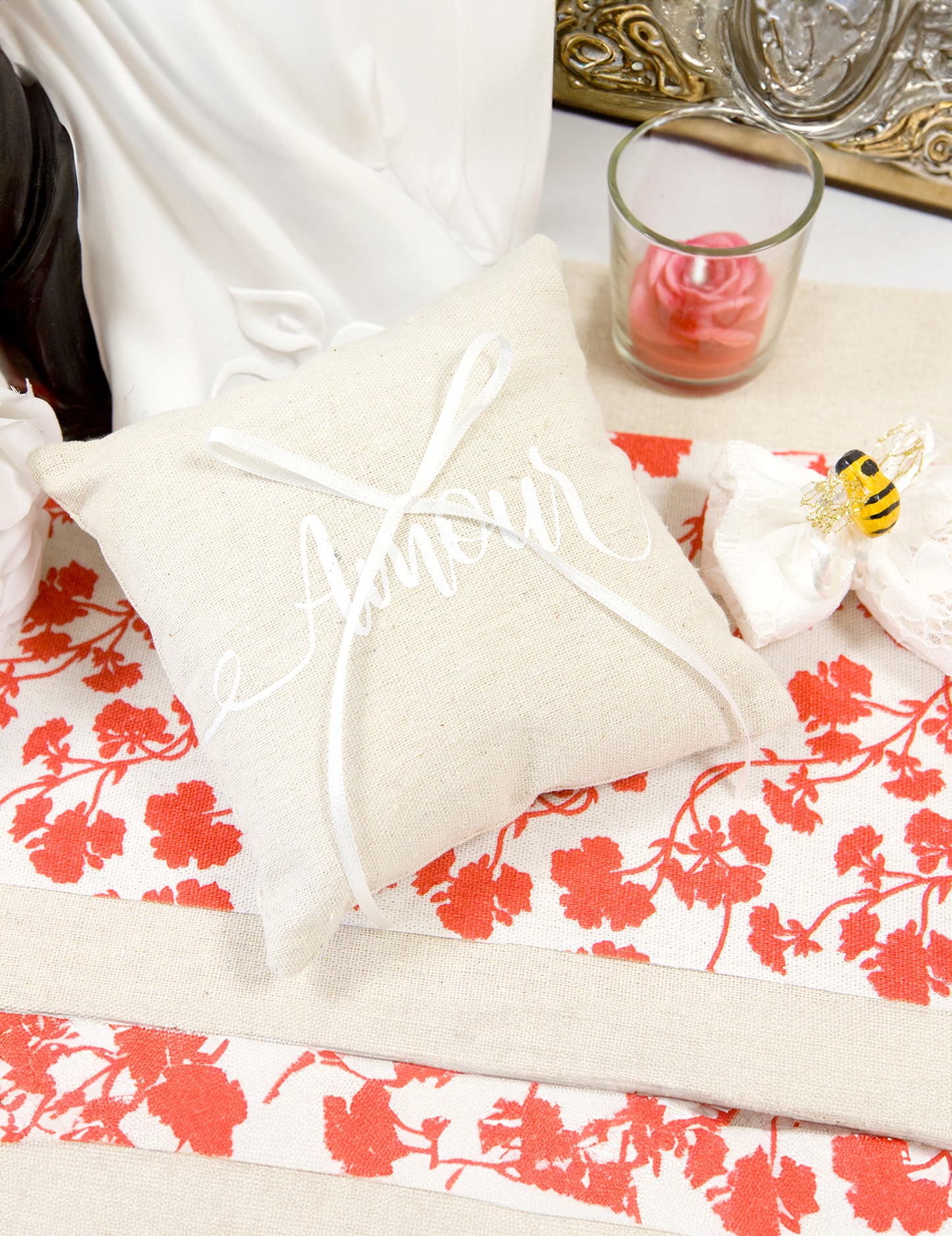 Polštářek s motivem snubního prstenu s láskou na plátně 15 x 15 cm