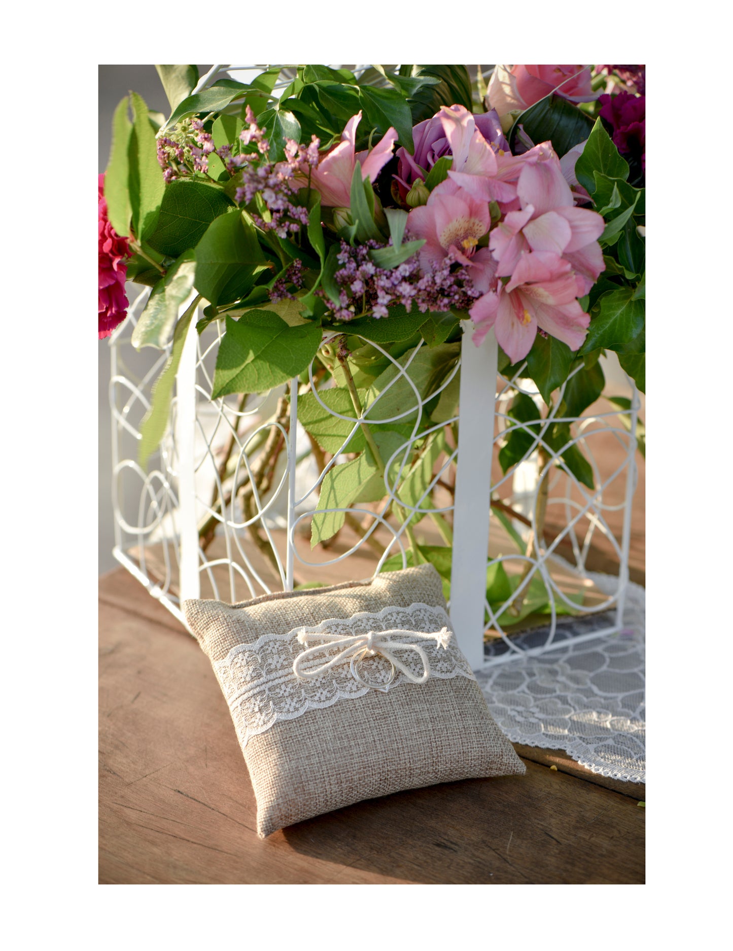 Polštářek na snubní prsteny z pytloviny a krajky 12 cm rustikálním stylu