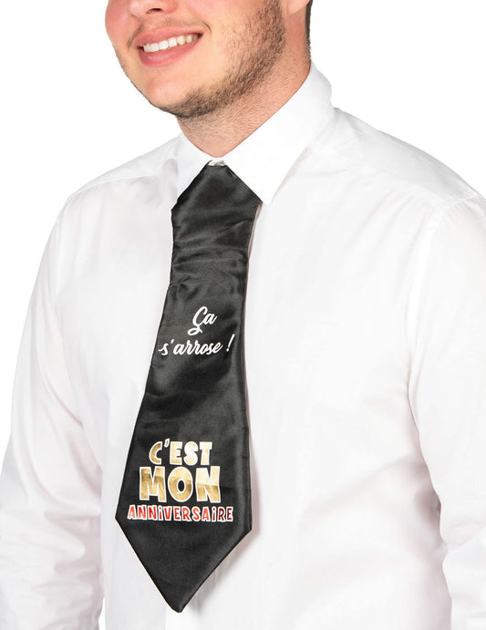 Gros plan sur le message de la cravate humoristique Joyeux Anniversaire