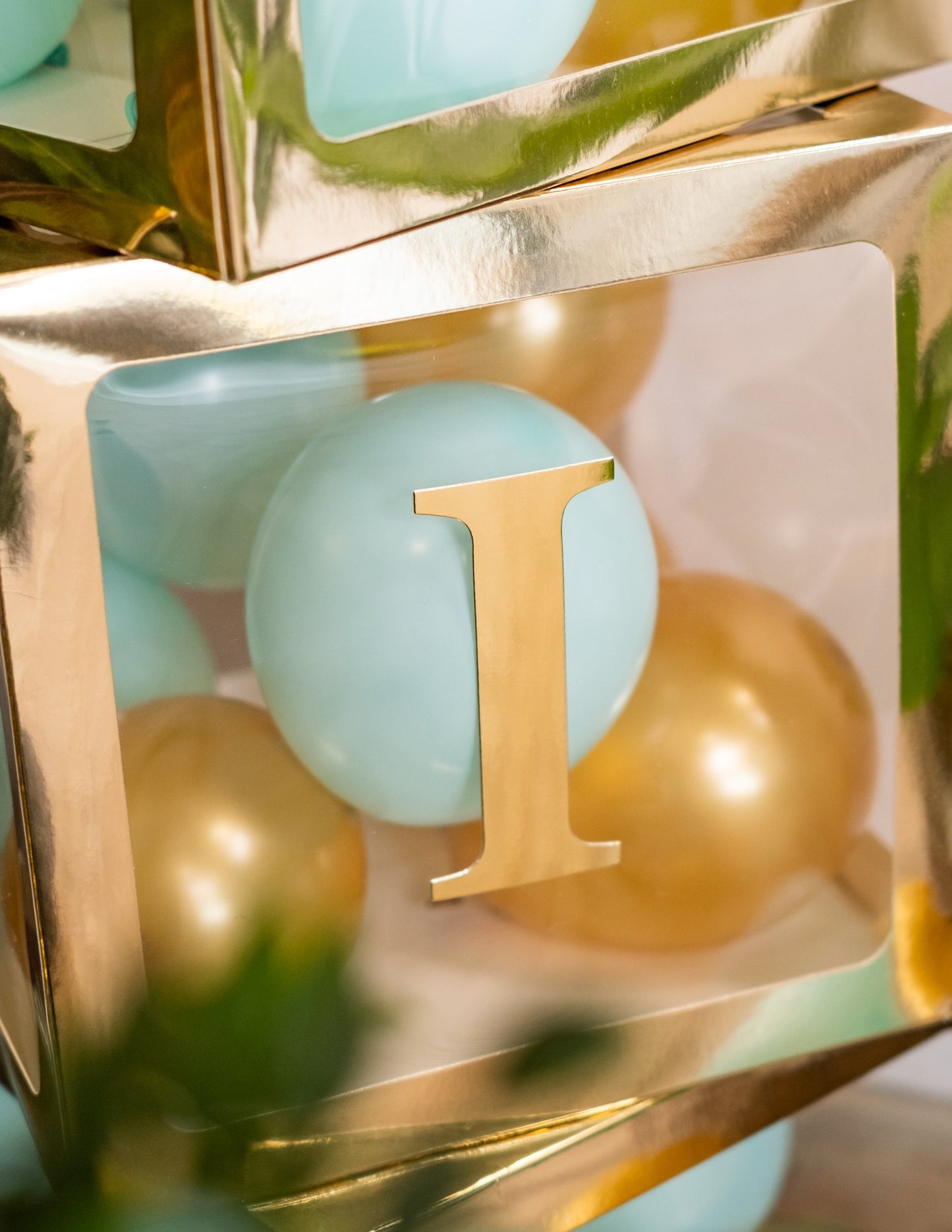 30 x 30 zlatá průhledná kostka na balónky cm