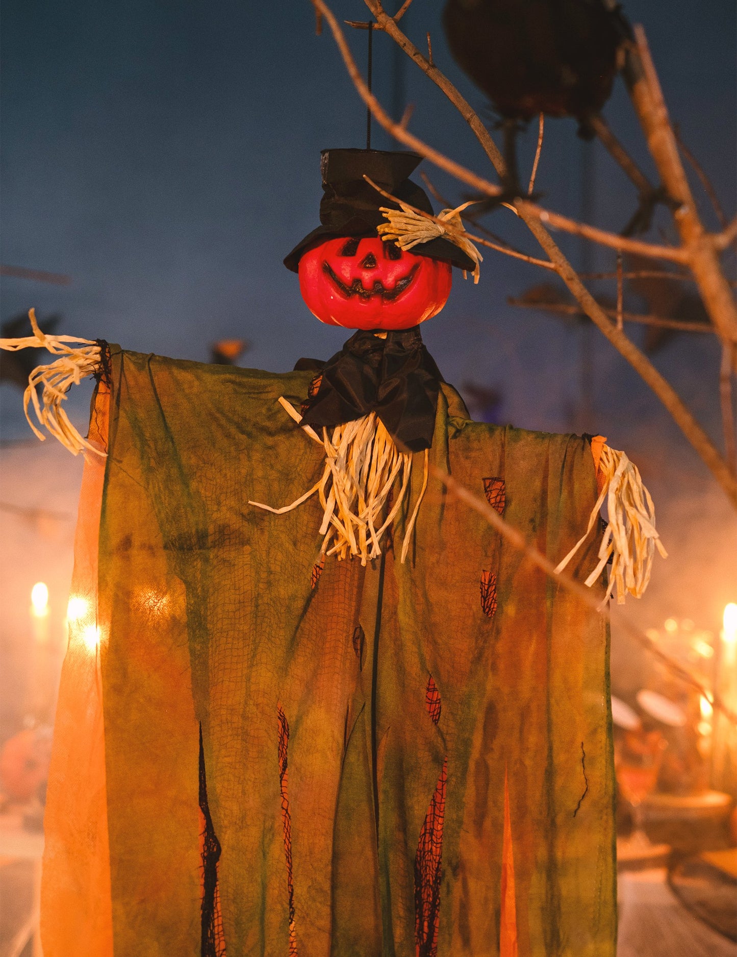 Mise en scène nocturne de la décoration à suspendre épouvantail citrouille