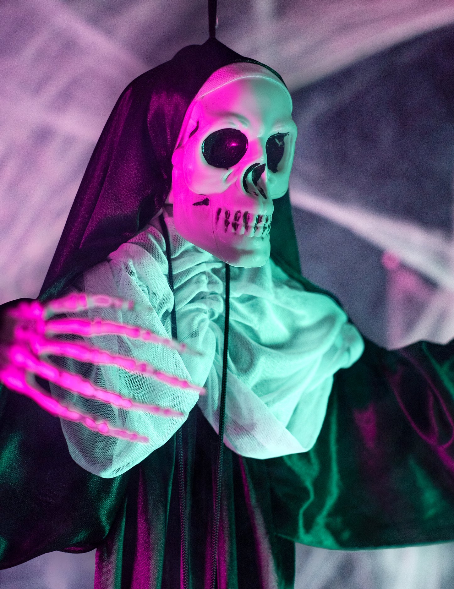 Nun zavěšená dekorace 86 cm