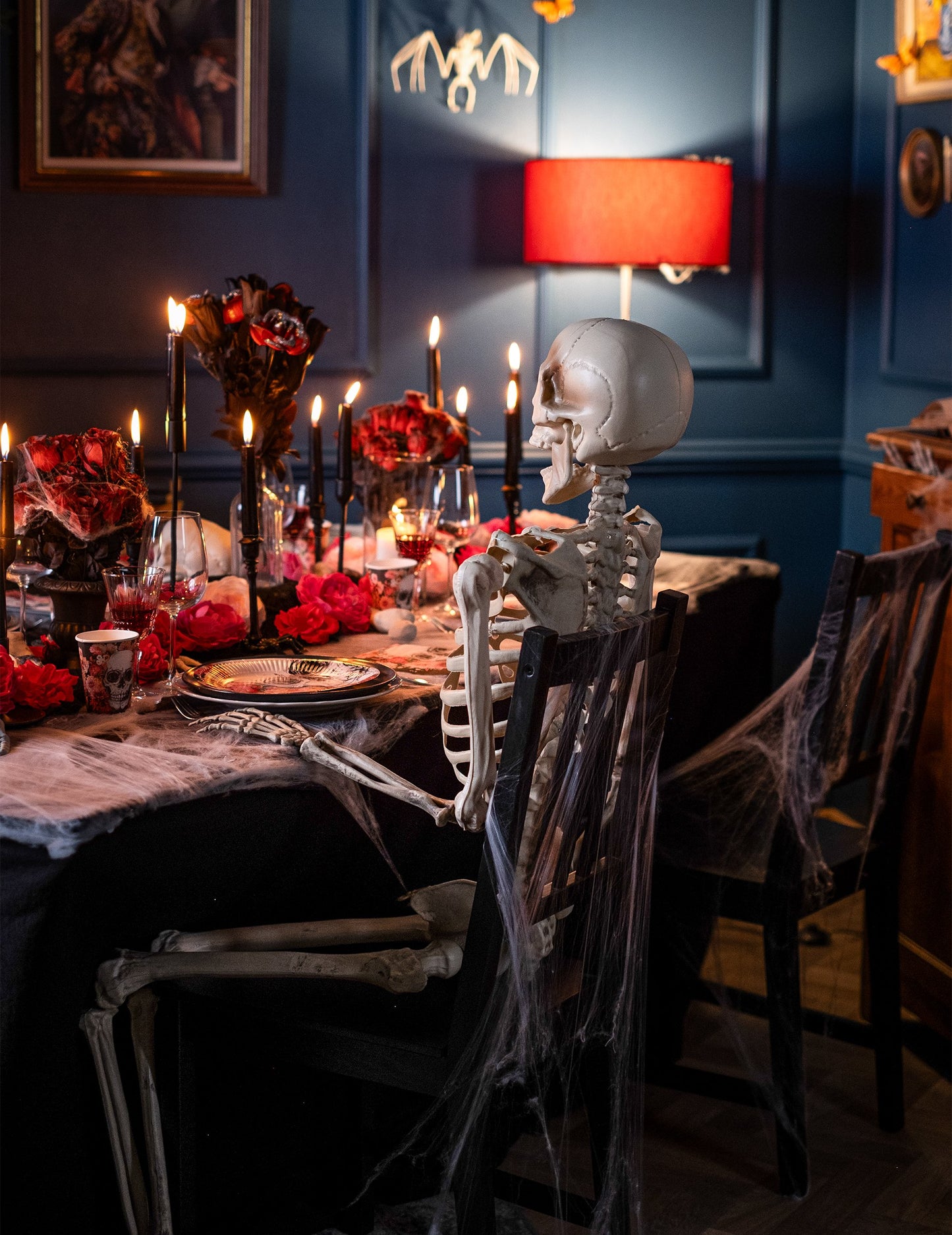 Profilový pohled u stolu na závěsnou dekoraci kostlivce velikosti člověka