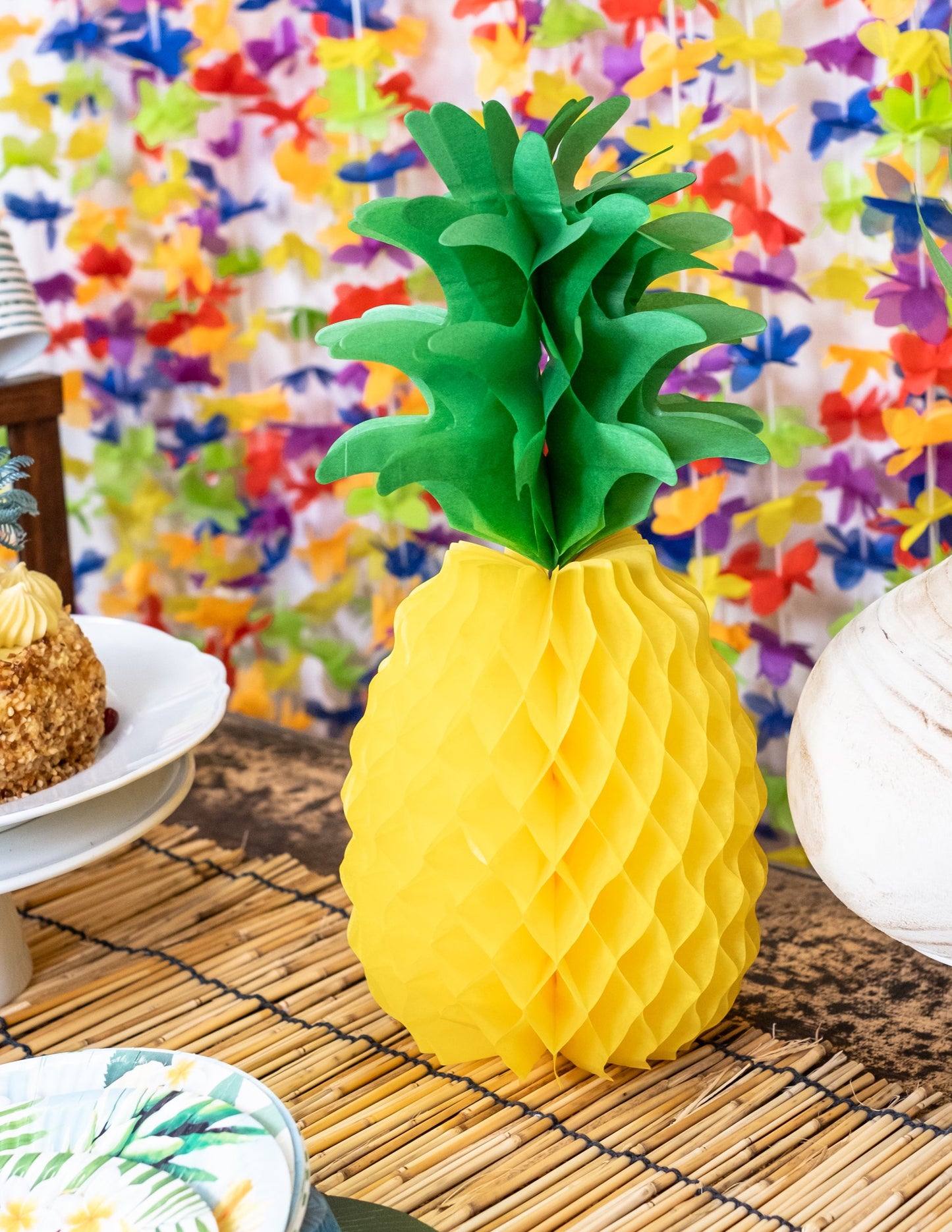 Scéna s papírovou dekorací ananas na oslavě na stole