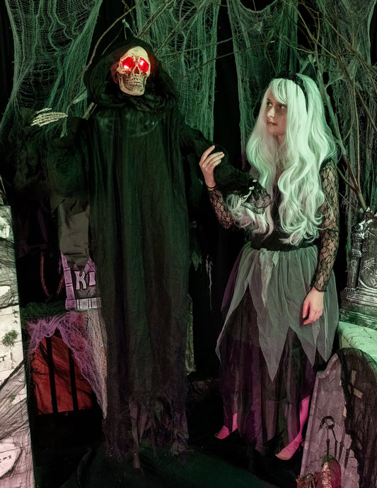 Mise en situation dans un décor d'Halloween de la décoration animée sonore et lumineuse Démon étourdi