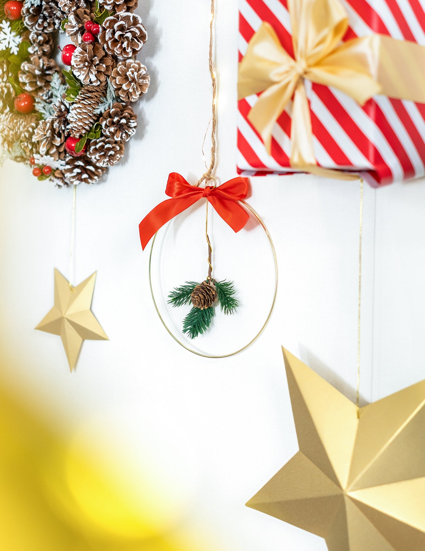 Mise en situation murale de la décoration branche de sapin avec pomme de pin