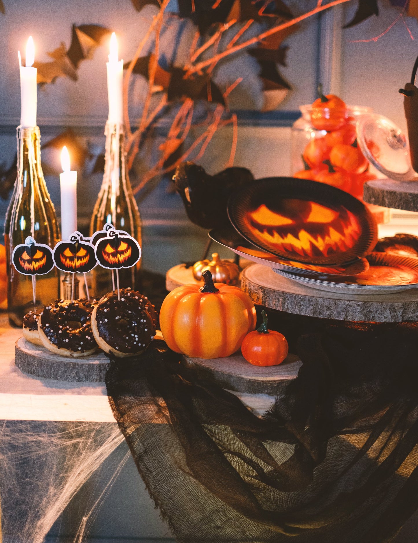 Umístění dekorace na Halloween plátno na stole