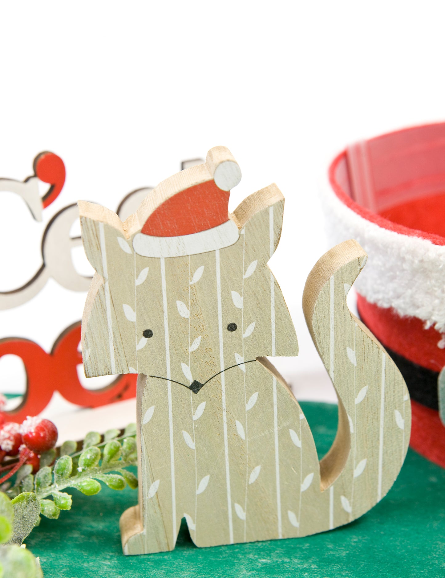 Dřevěná liška s vánoční čepicí 12 x 10 cm