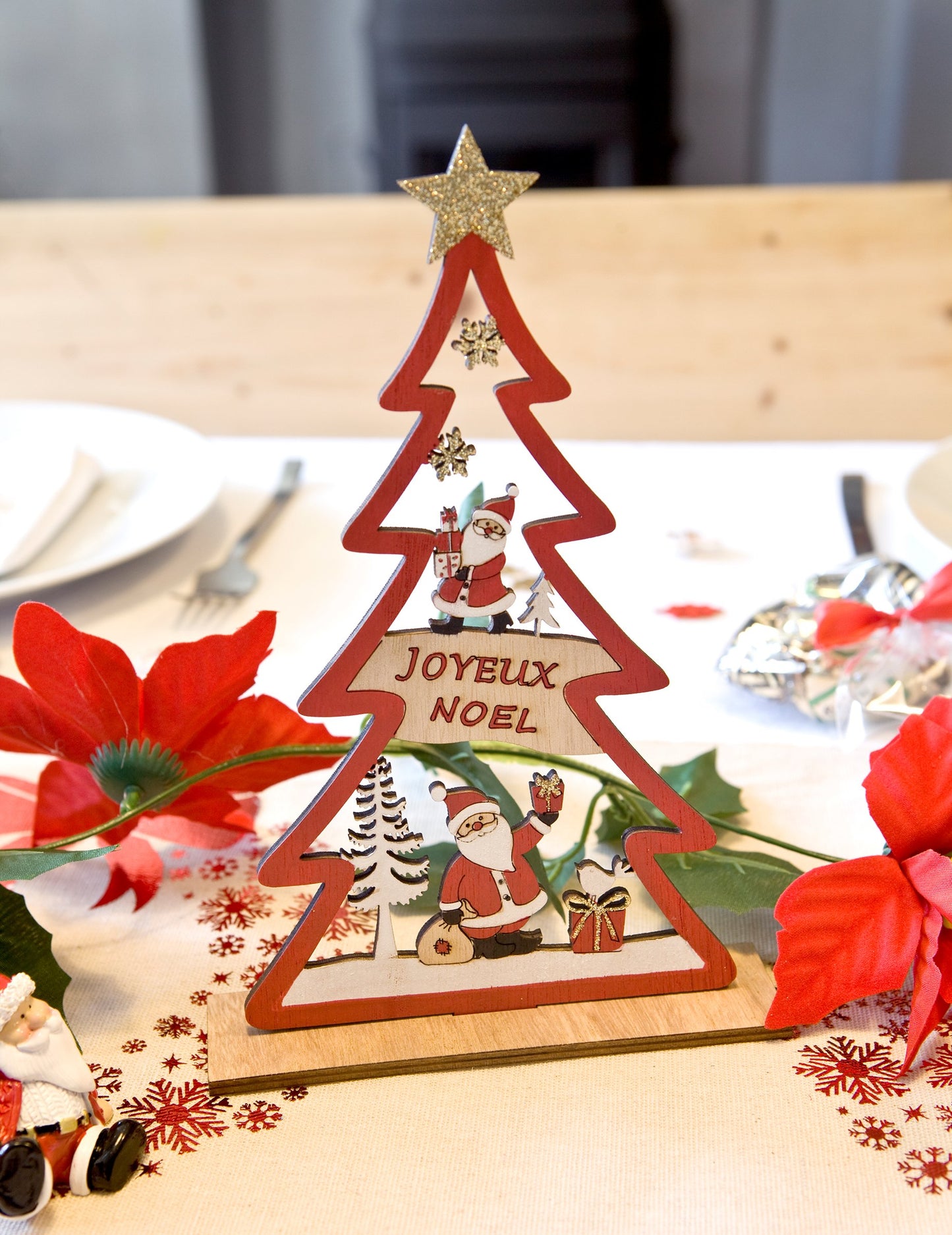 Veselé Vánoce dřevěná dekorace z červené jedle 23 x 15 x 4 cm pro stůl