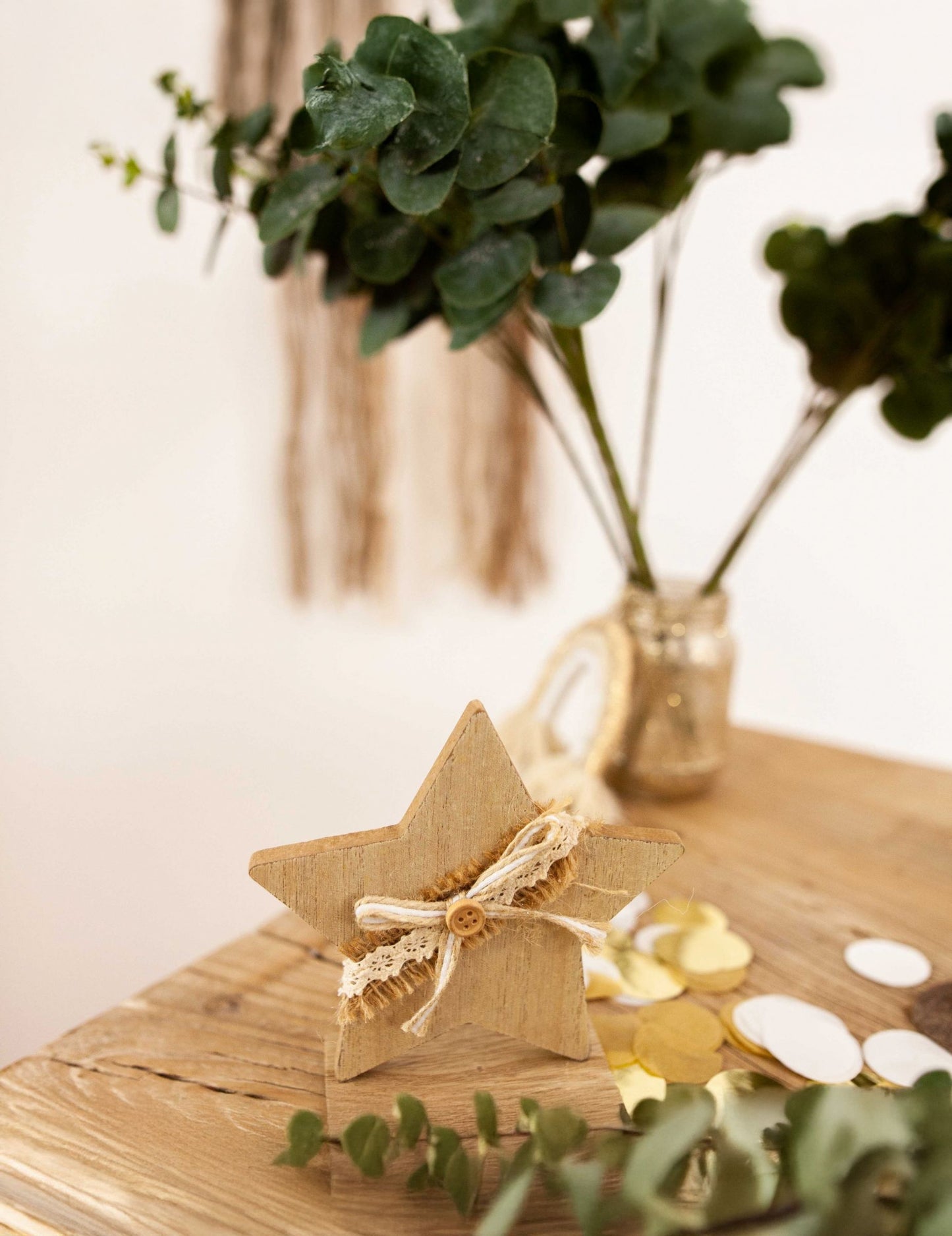 Dřevěná hvězdná dekorace s jutou a krajkou 13 cm