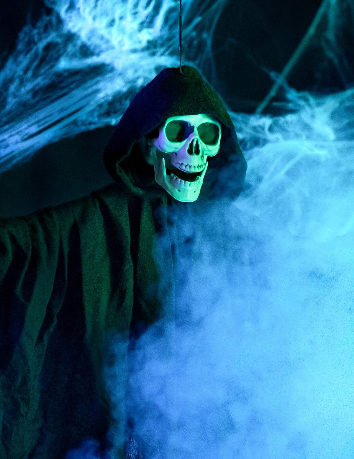 Detail na obličej kostlivce z černé závěsné halloween dekorace smrtka