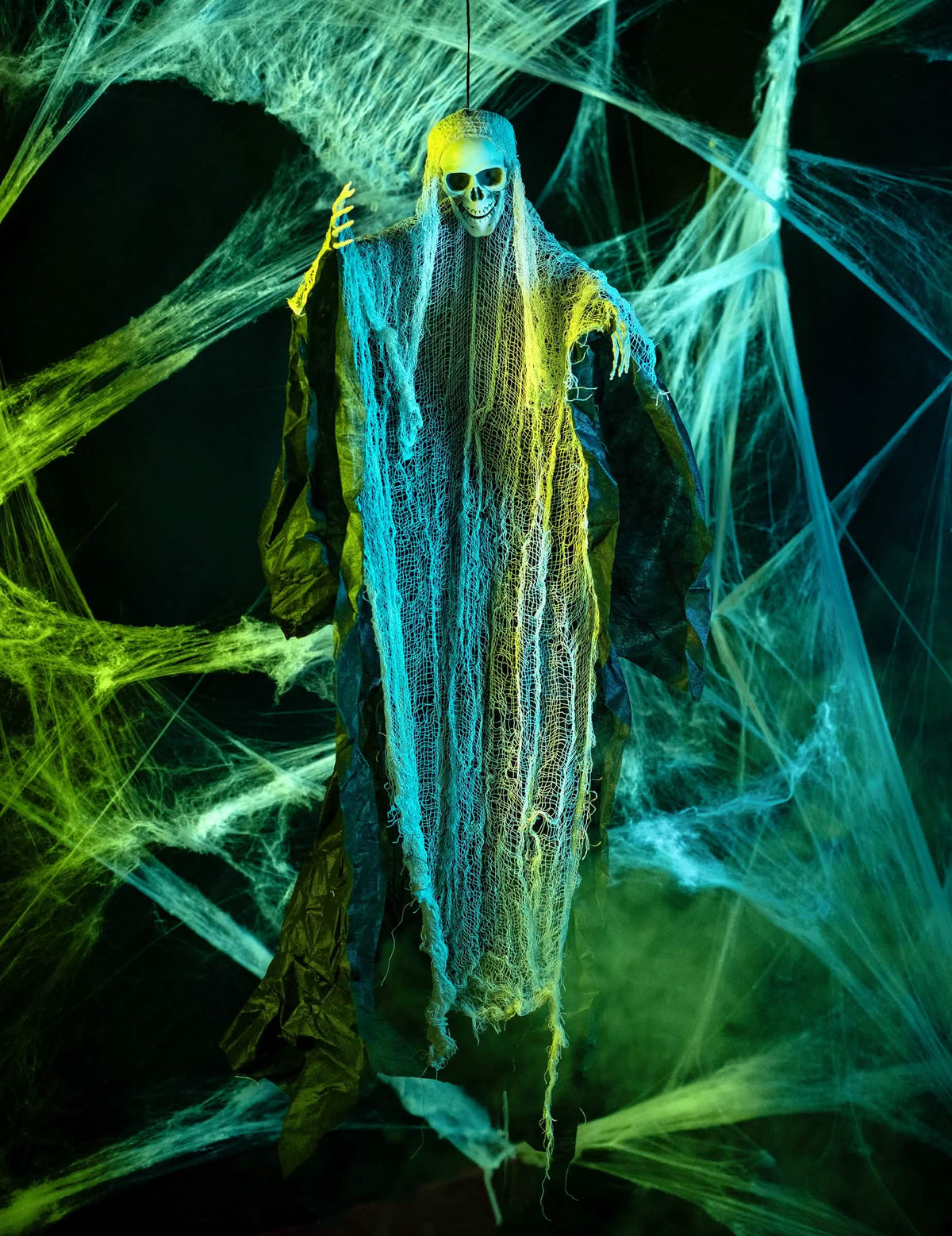 Scéna s pavoučími sítěmi s dekorací smrtky na halloween