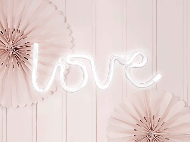 Scénické provedení neonové LED světelné dekorace love bílá na baterie