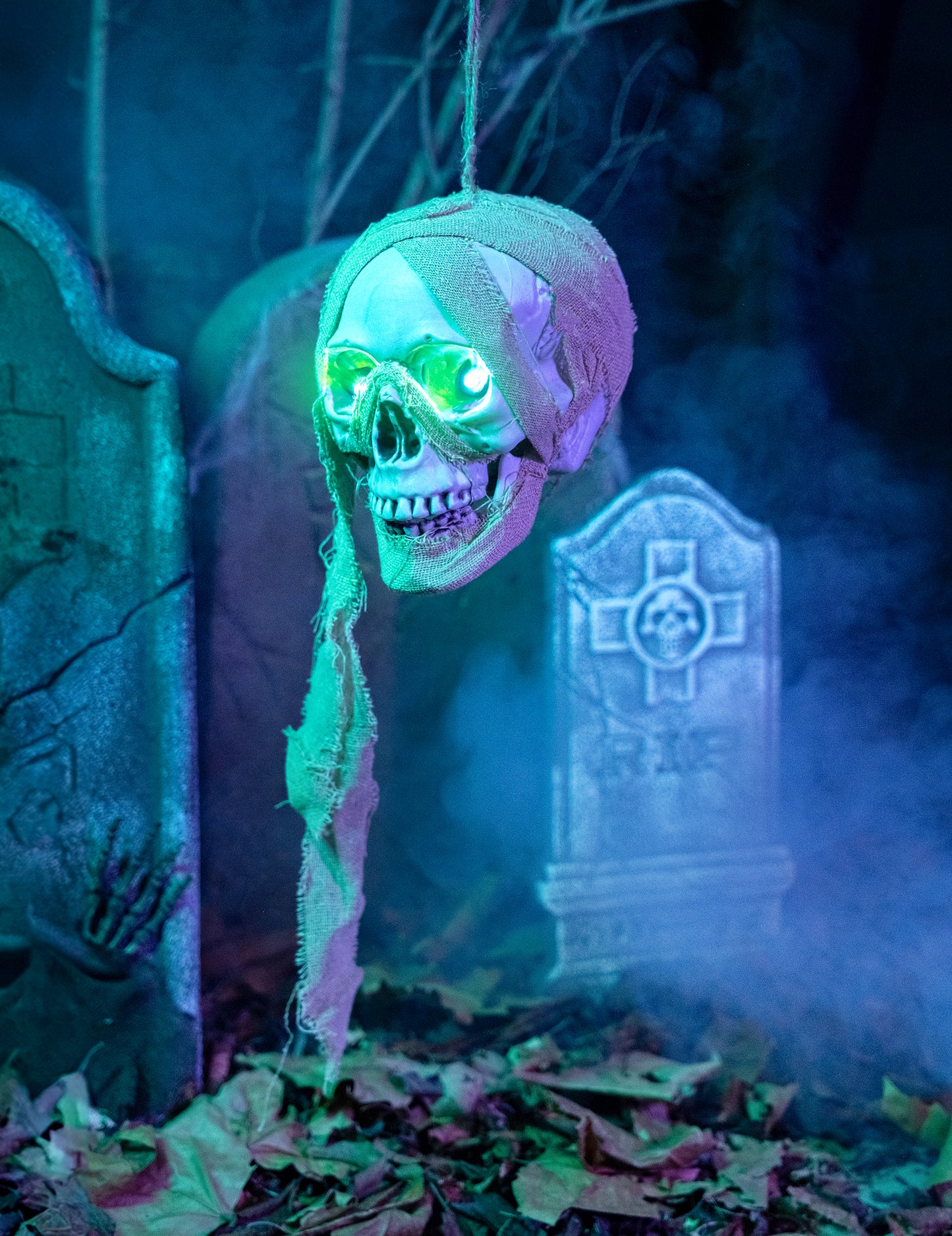 Světelná dekorace pirátské lebky k zavěšení 53 cm