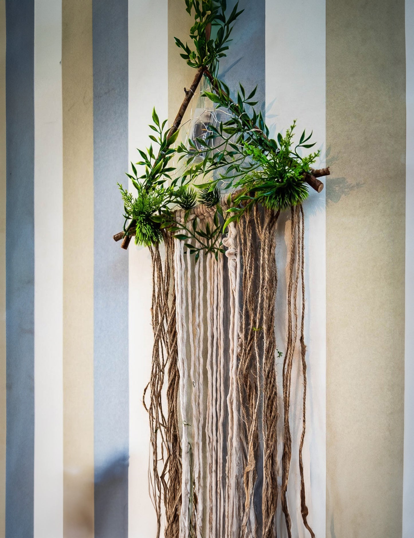 Světelná dekorace z rostlin a juty 80 x 37 cm