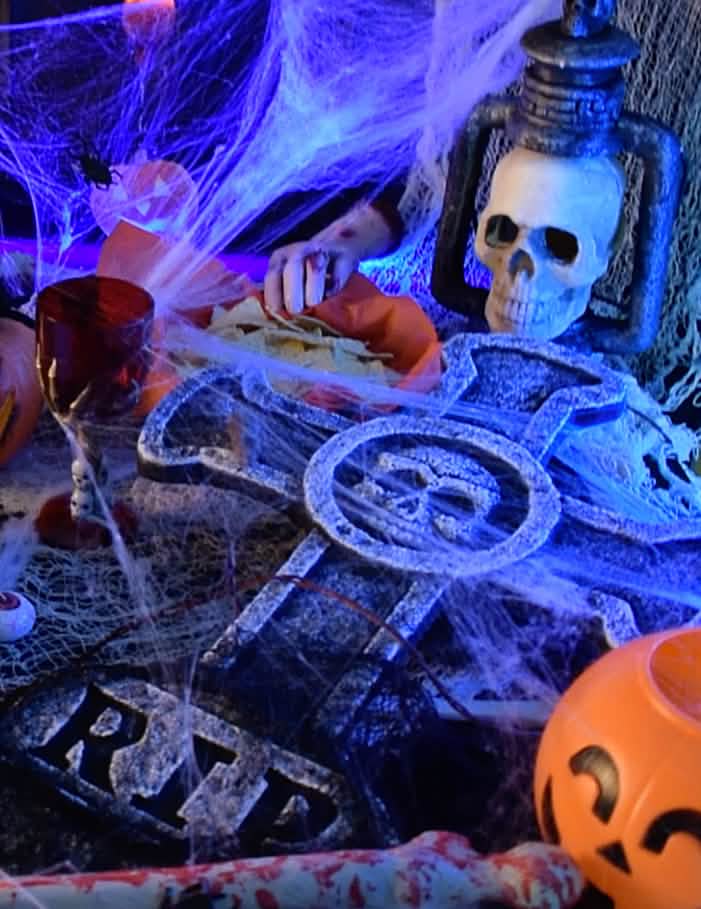 Umístění dekorace náhrobní kámen kříž s lebkou pro halloween