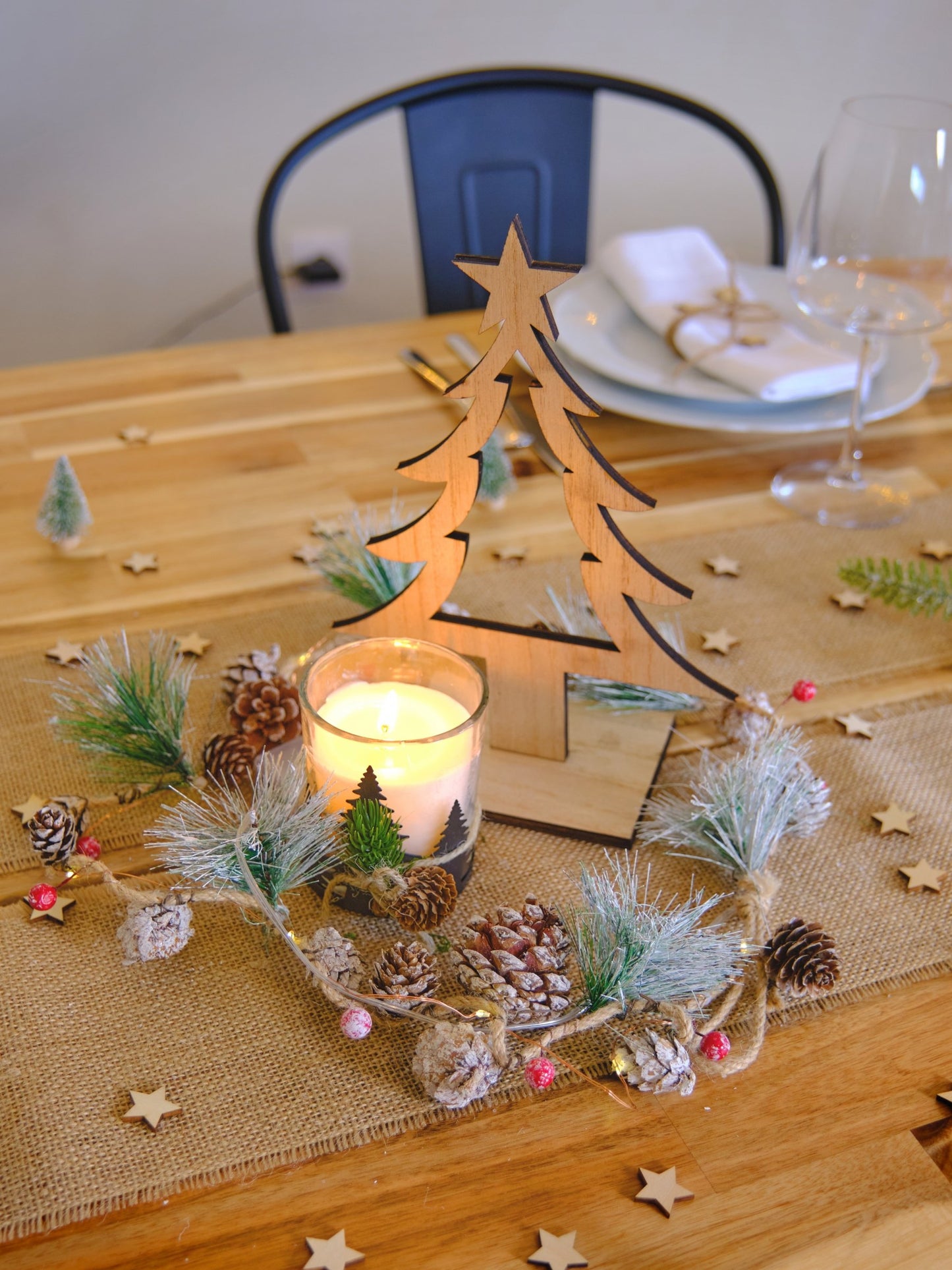 Mise en situation en centre de table de la décoration sapin de Noël en bois
